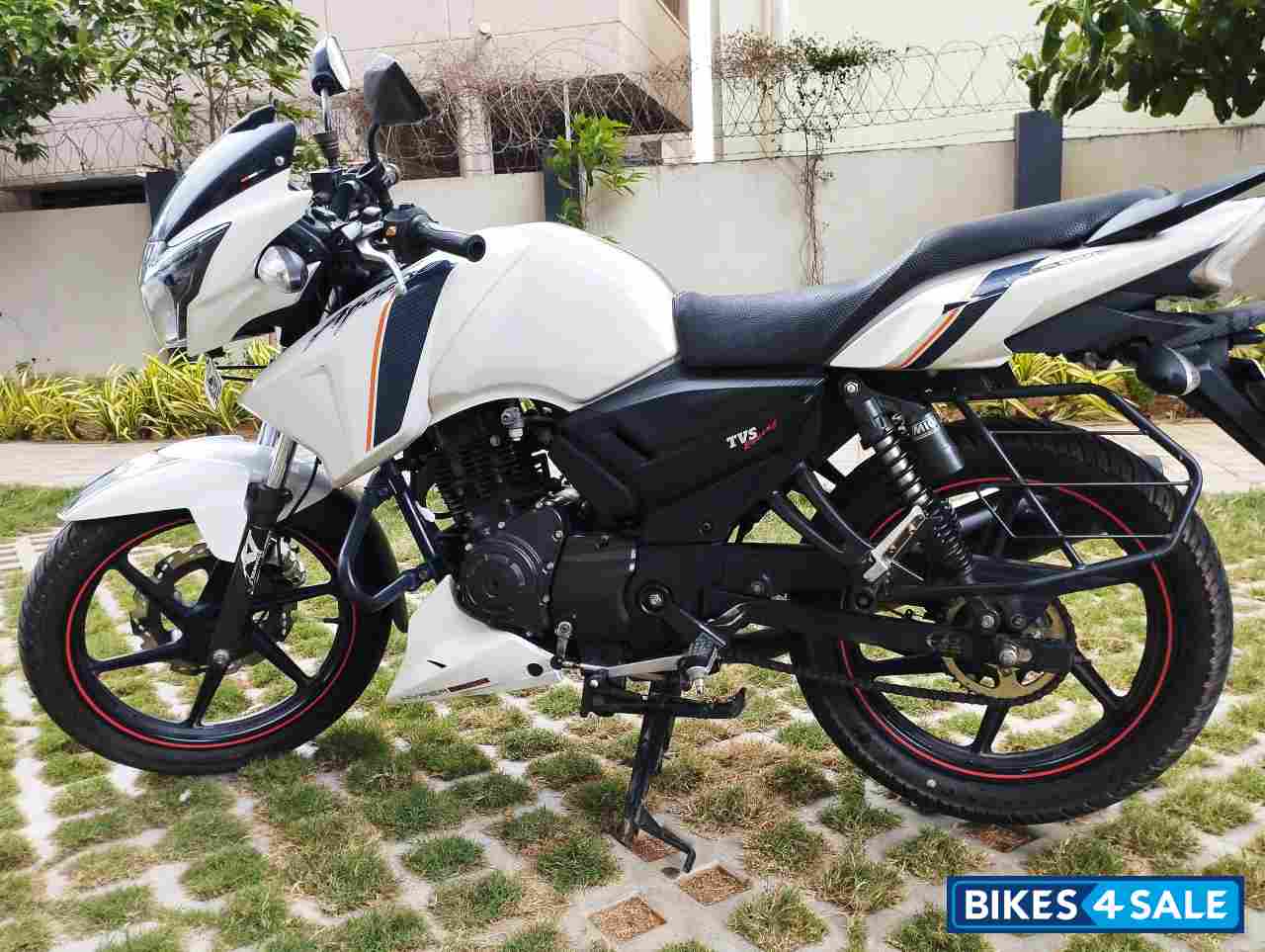 White TVS Apache RTR 160