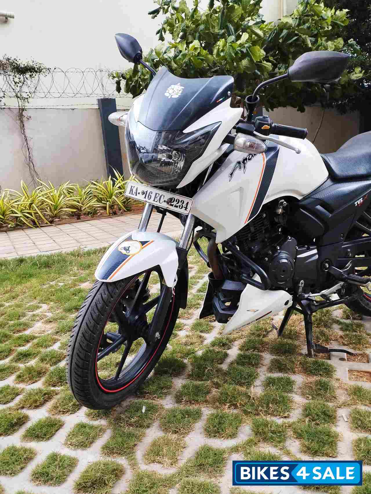White TVS Apache RTR 160