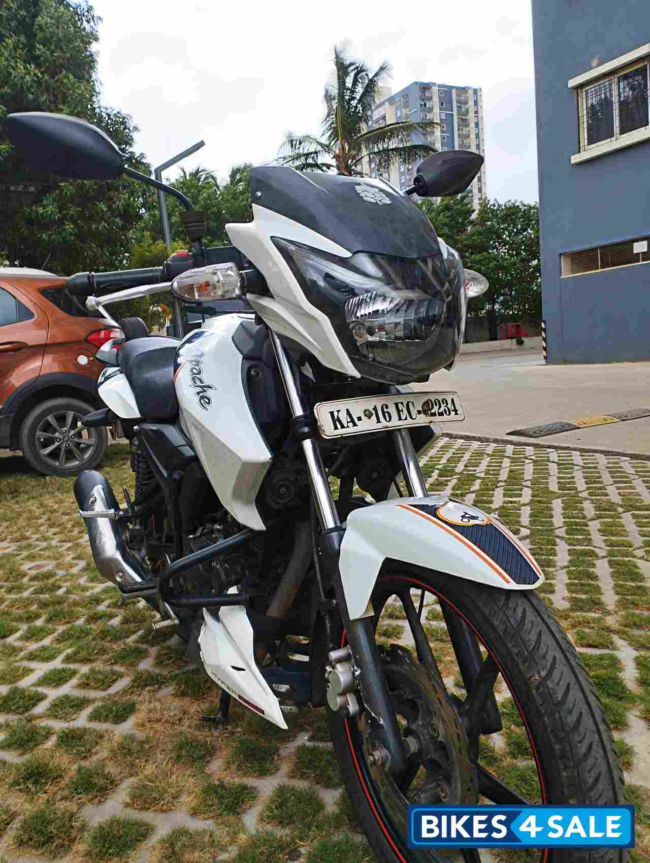 White TVS Apache RTR 160
