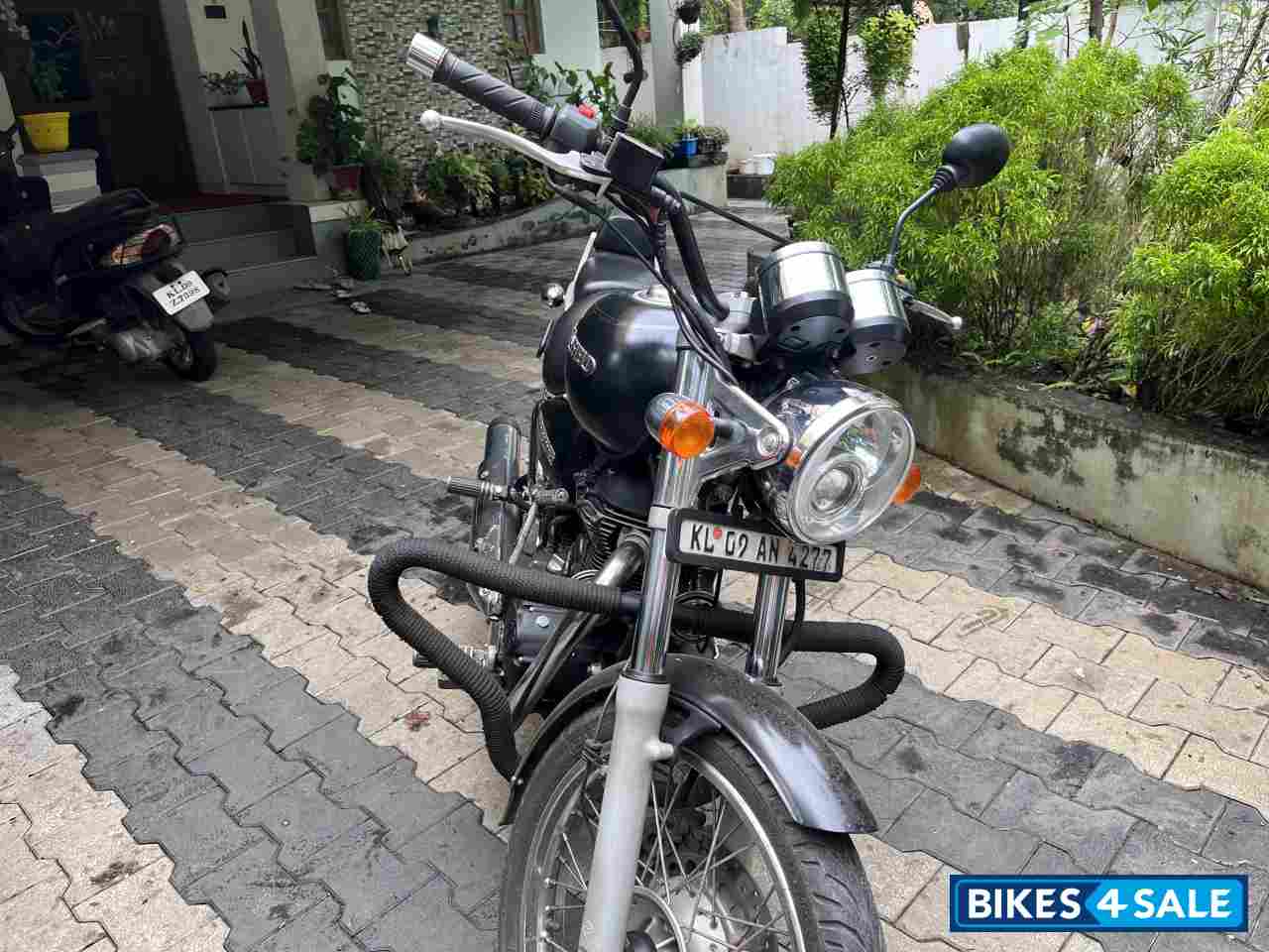 Black Royal Enfield Thunderbird 350