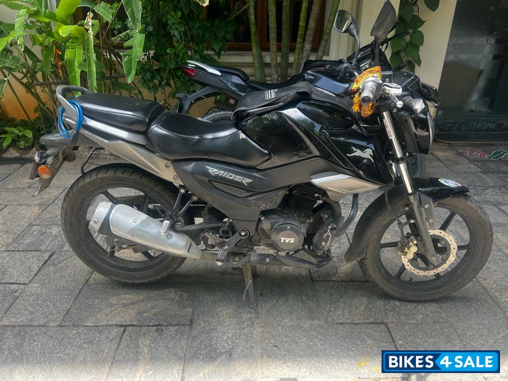 Black TVS Raider 125