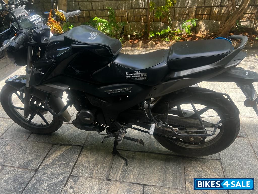 Black TVS Raider 125