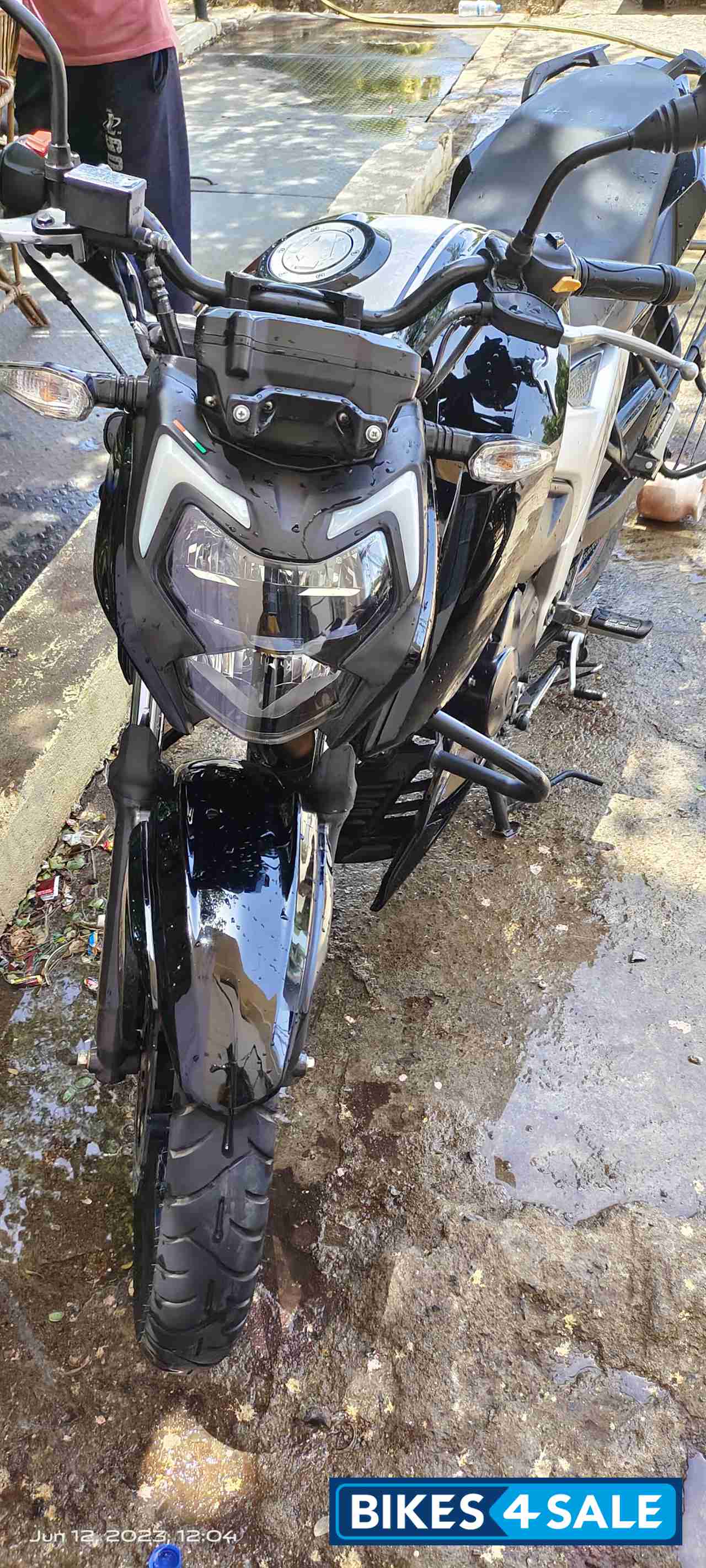 Black TVS Apache RTR 160 4V BS6