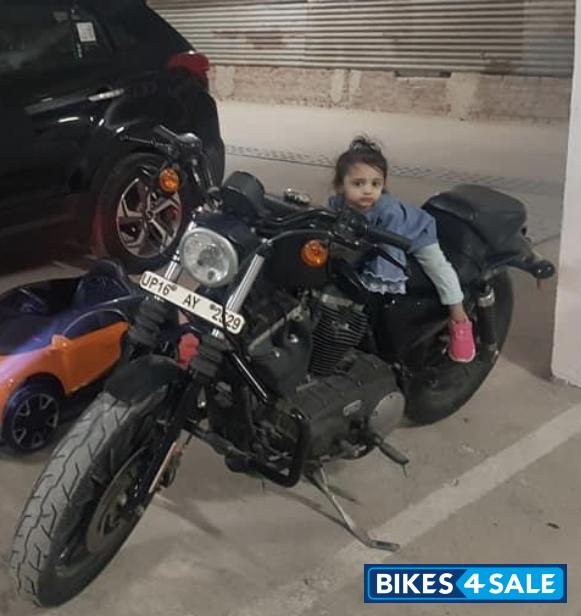 Black Harley Davidson  IRON 883