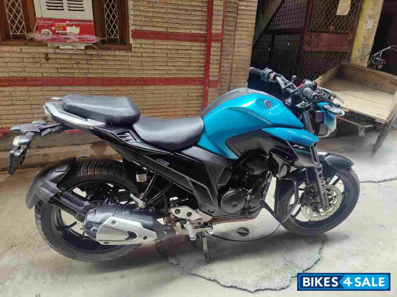 Cyan Metallic Yamaha FZ25 Cyan Metallic Yamaha FZ25