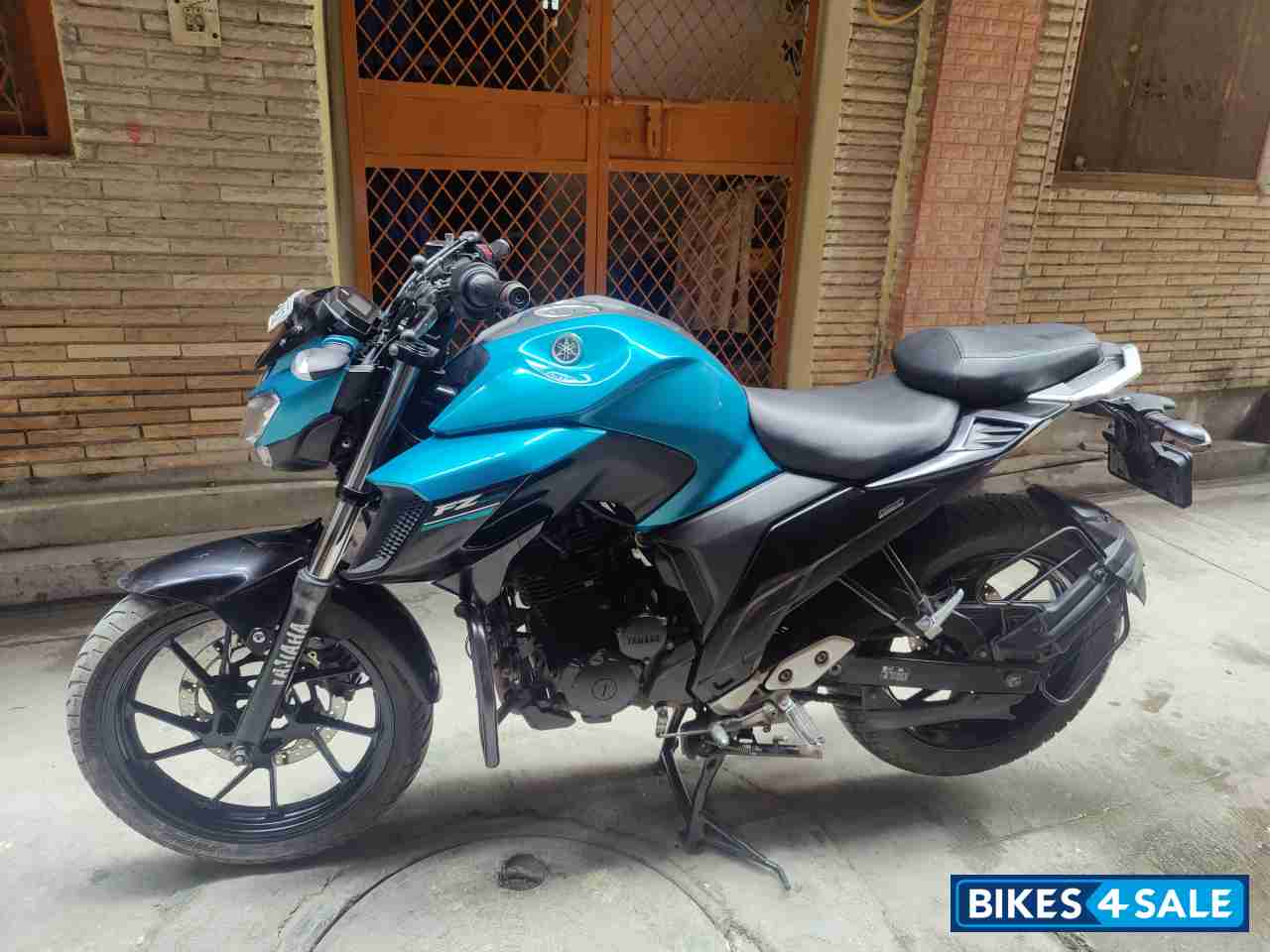 Cyan Metallic Yamaha FZ25