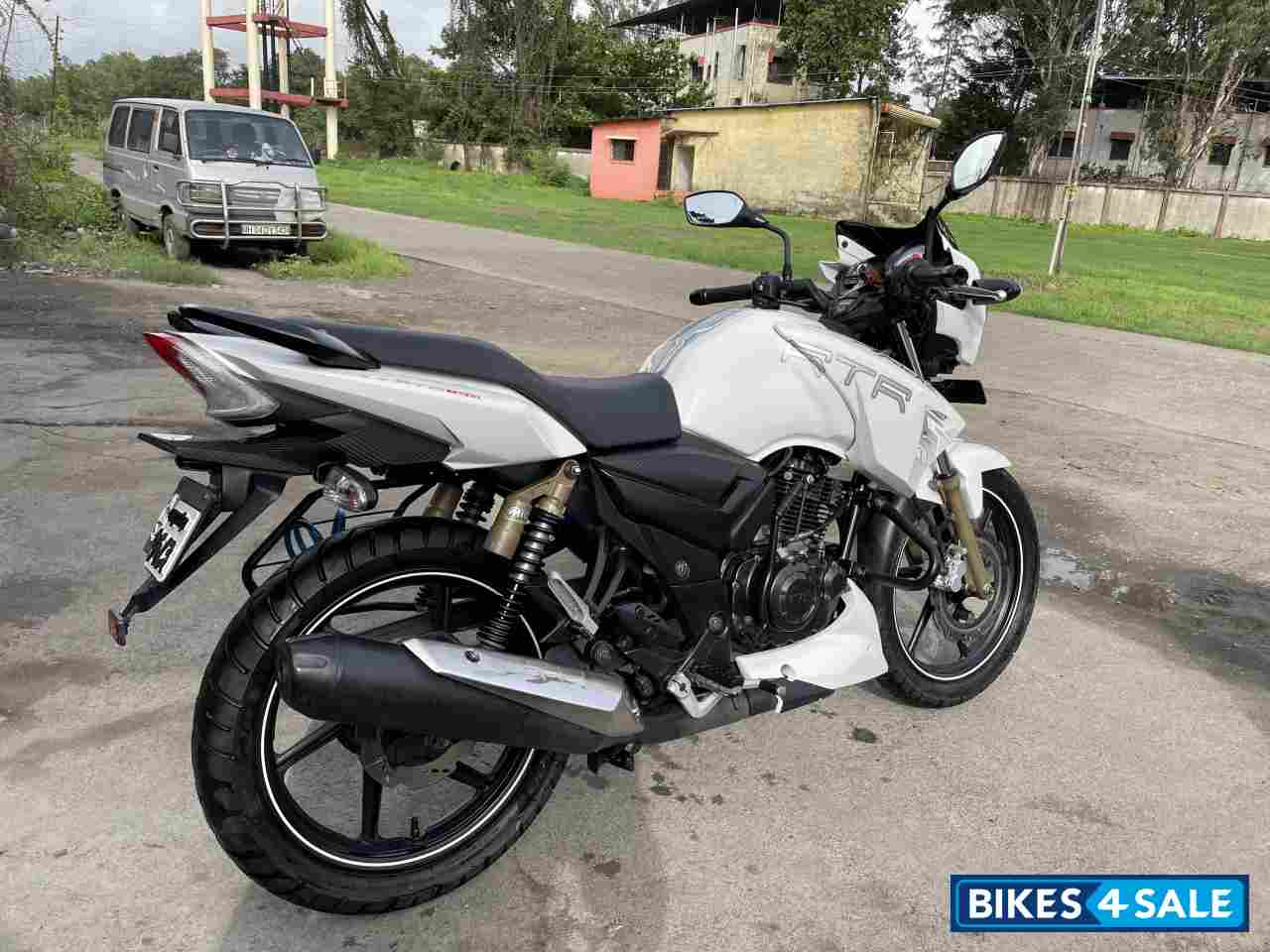 White TVS Apache RTR 180cc BSIV