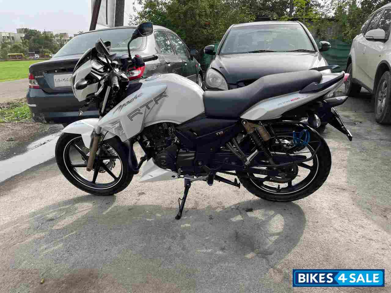 White TVS Apache RTR 180cc BSIV