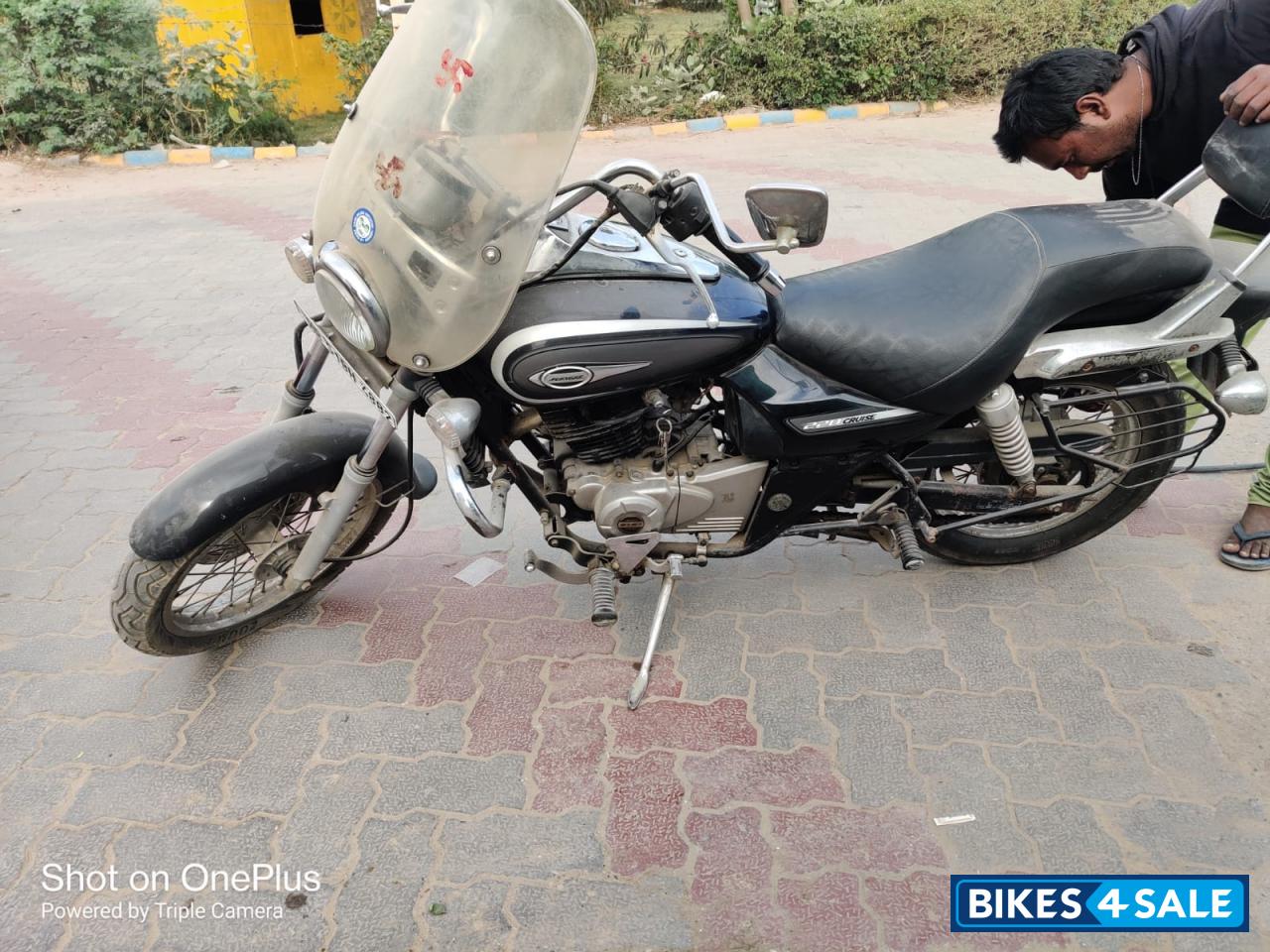 Black Bajaj Avenger 220 DTS-i