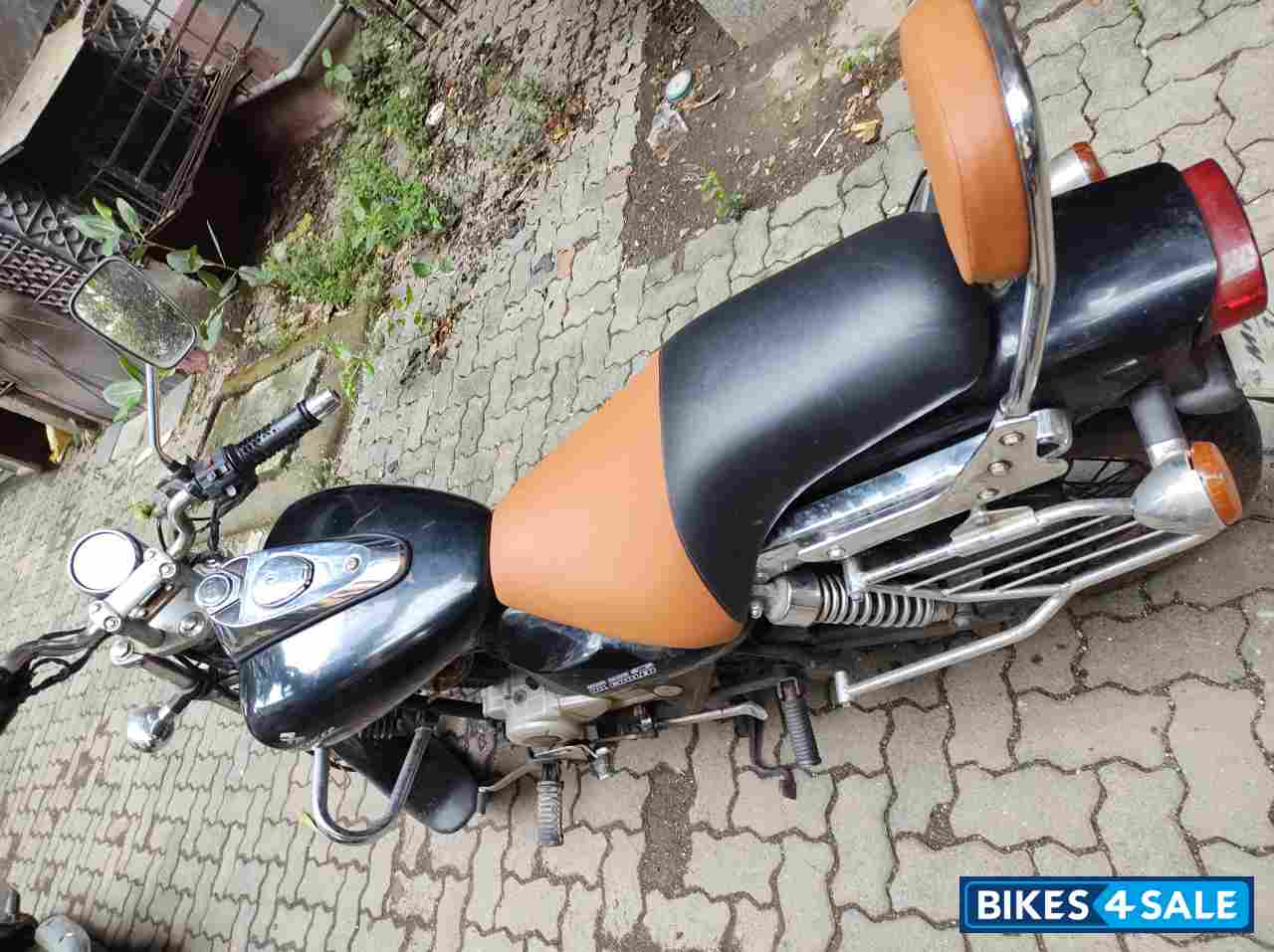 Black Bajaj Avenger 220 DTS-i Black Bajaj Avenger 220 DTS-i