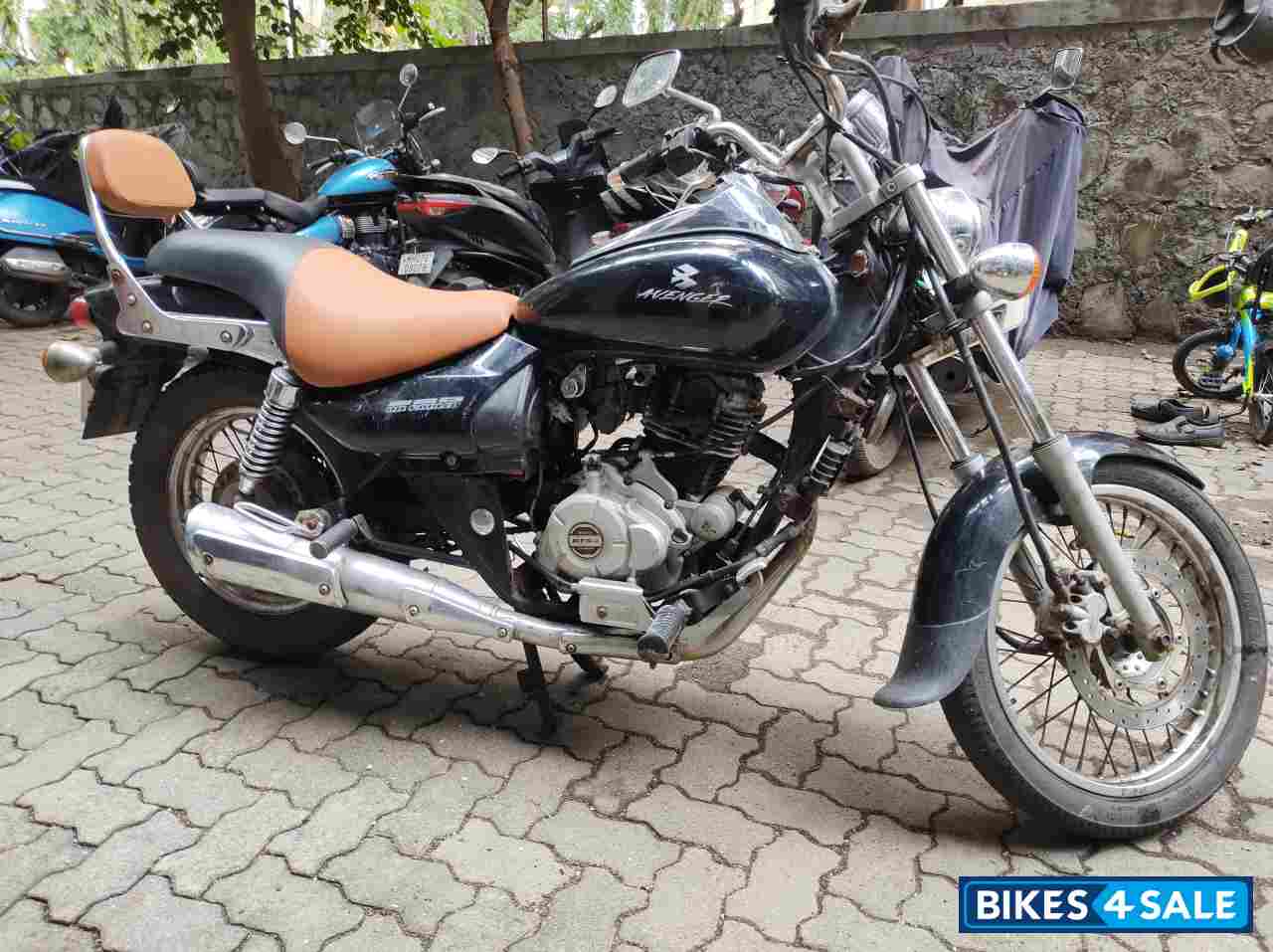 Black Bajaj Avenger 220 DTS-i Black Bajaj Avenger 220 DTS-i