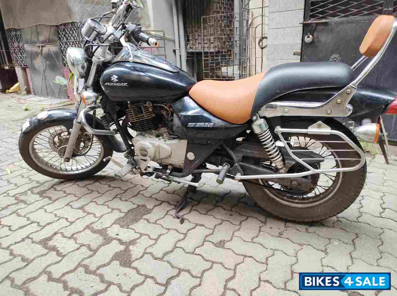 Black Bajaj Avenger 220 DTS-i Black Bajaj Avenger 220 DTS-i