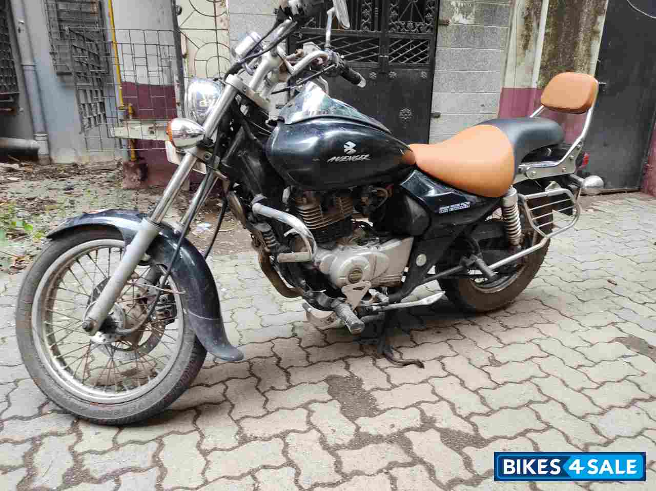 Black Bajaj Avenger 220 DTS-i Black Bajaj Avenger 220 DTS-i