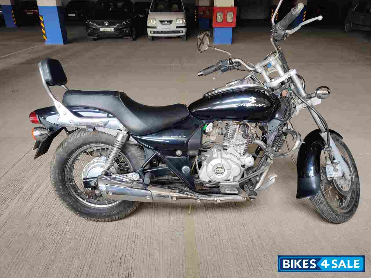 Black Bajaj Avenger 220 DTS-i