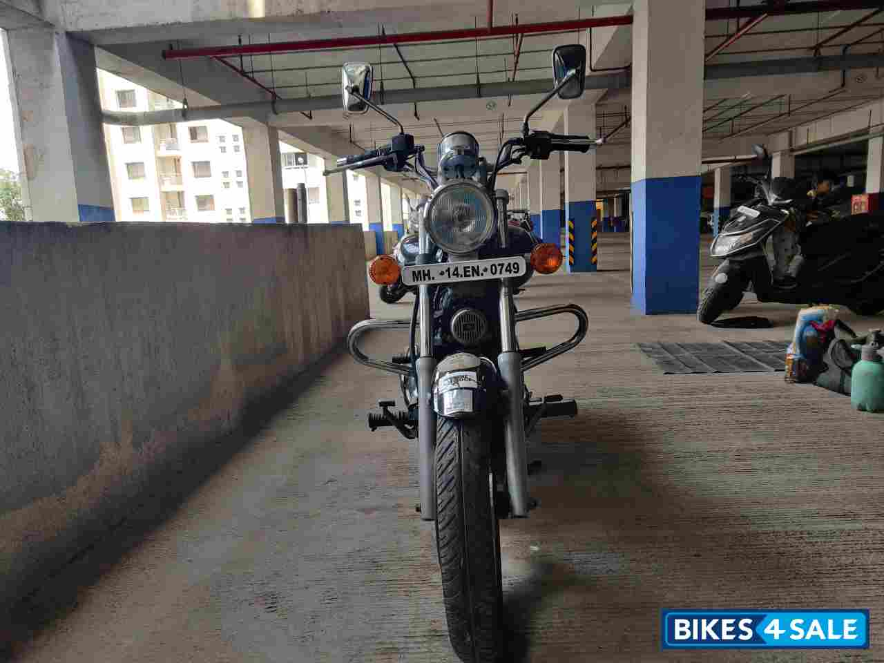 Black Bajaj Avenger 220 DTS-i