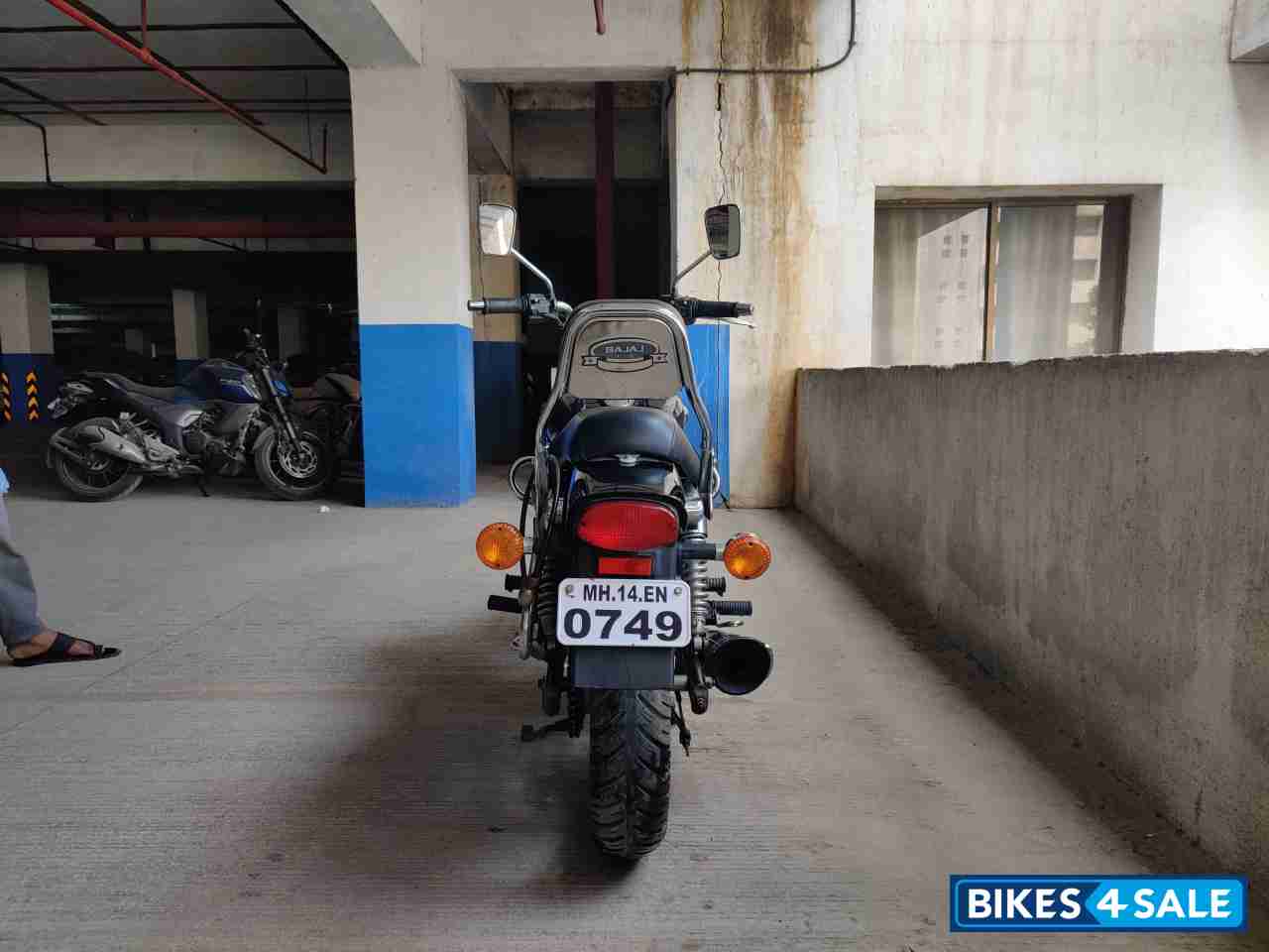 Black Bajaj Avenger 220 DTS-i