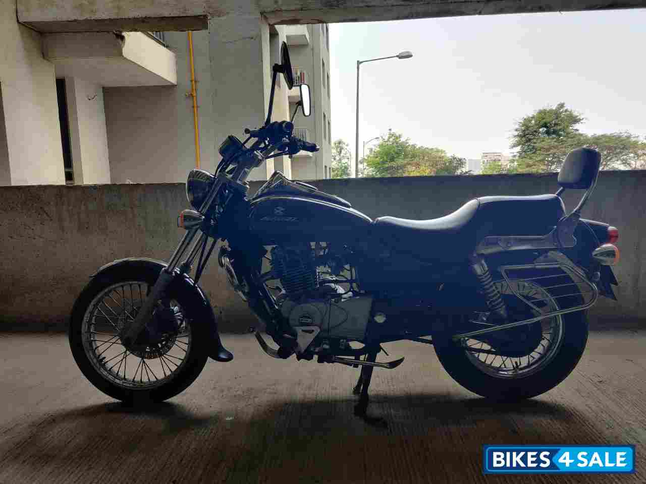 Black Bajaj Avenger 220 DTS-i