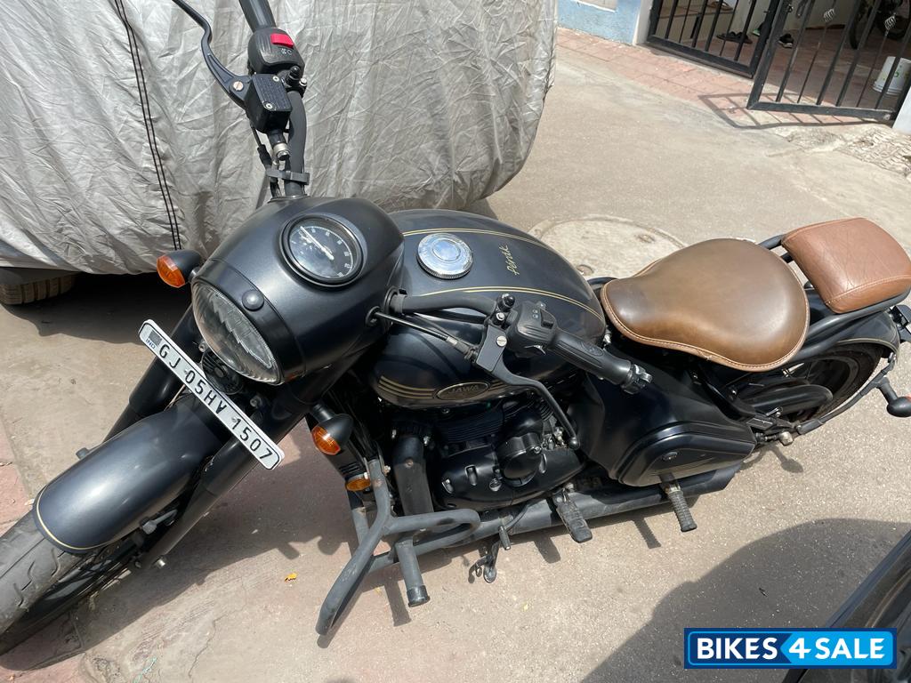 Light Black Jawa Perak BS6 Light Black Jawa Perak BS6