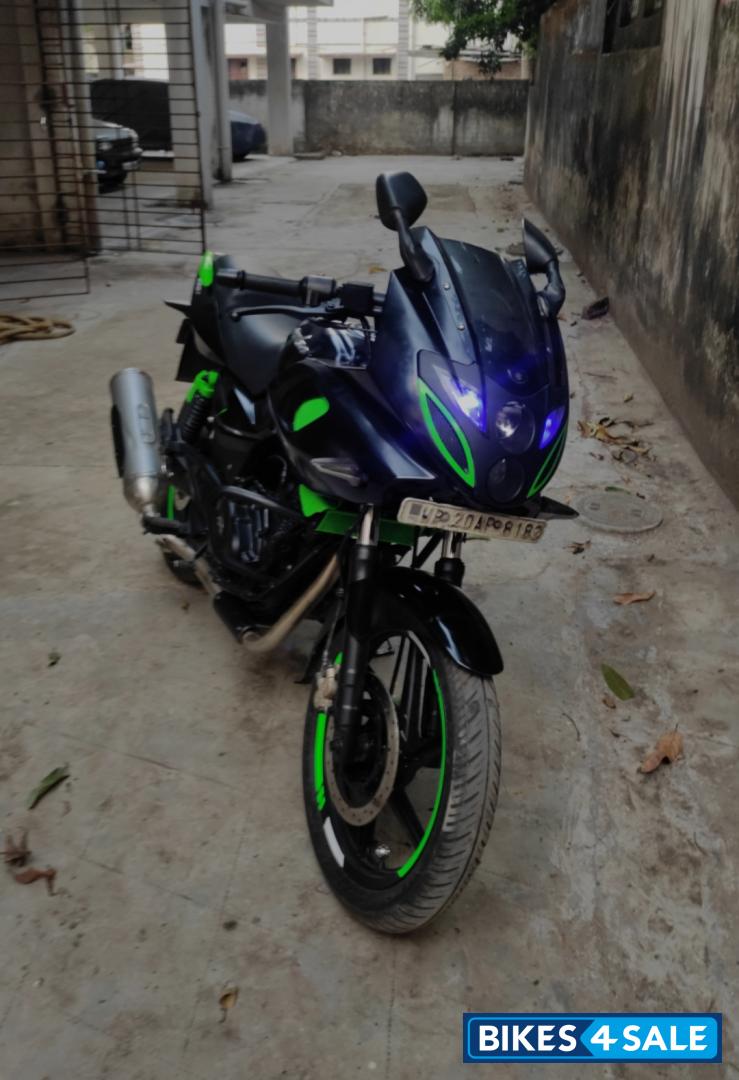 Black Bajaj Pulsar 220F