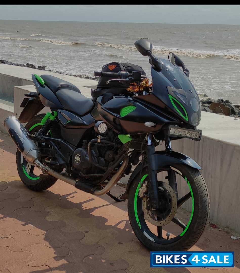 Black Bajaj Pulsar 220F