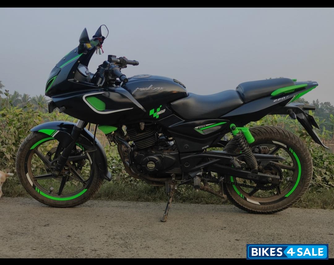 Black Bajaj Pulsar 220F