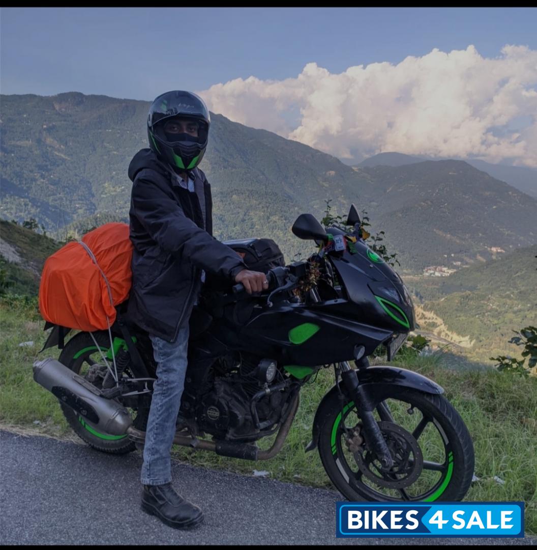 Black Bajaj Pulsar 220F