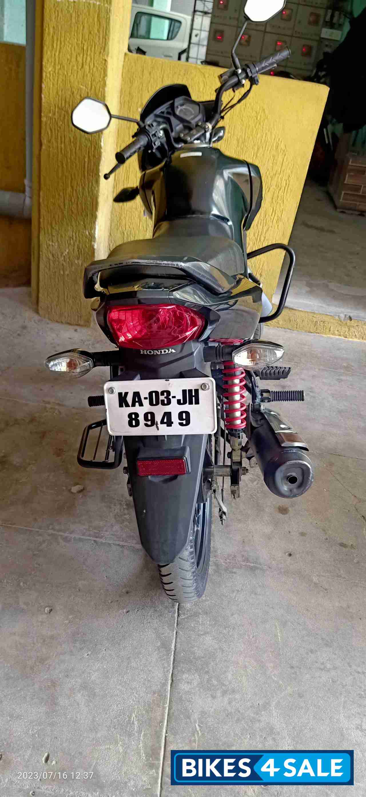 Black Honda Livo 110