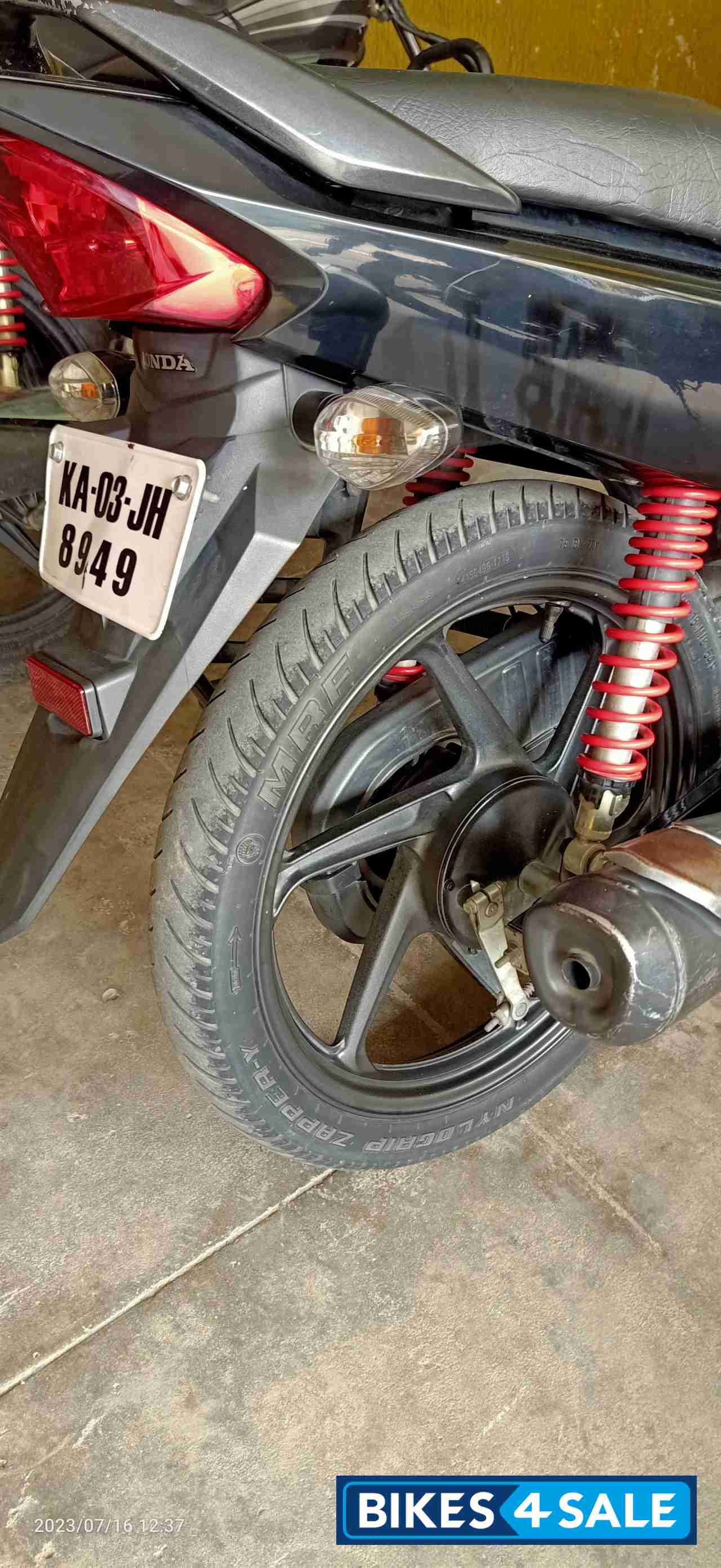 Black Honda Livo 110