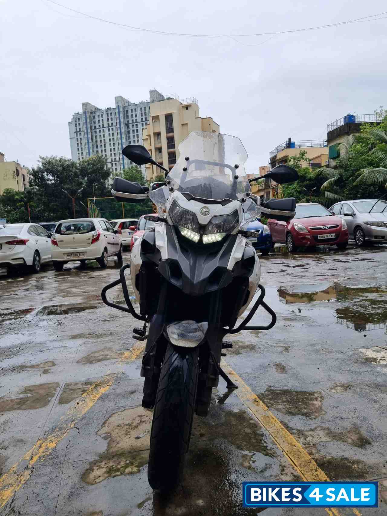 White Benelli TRK 502 BS6