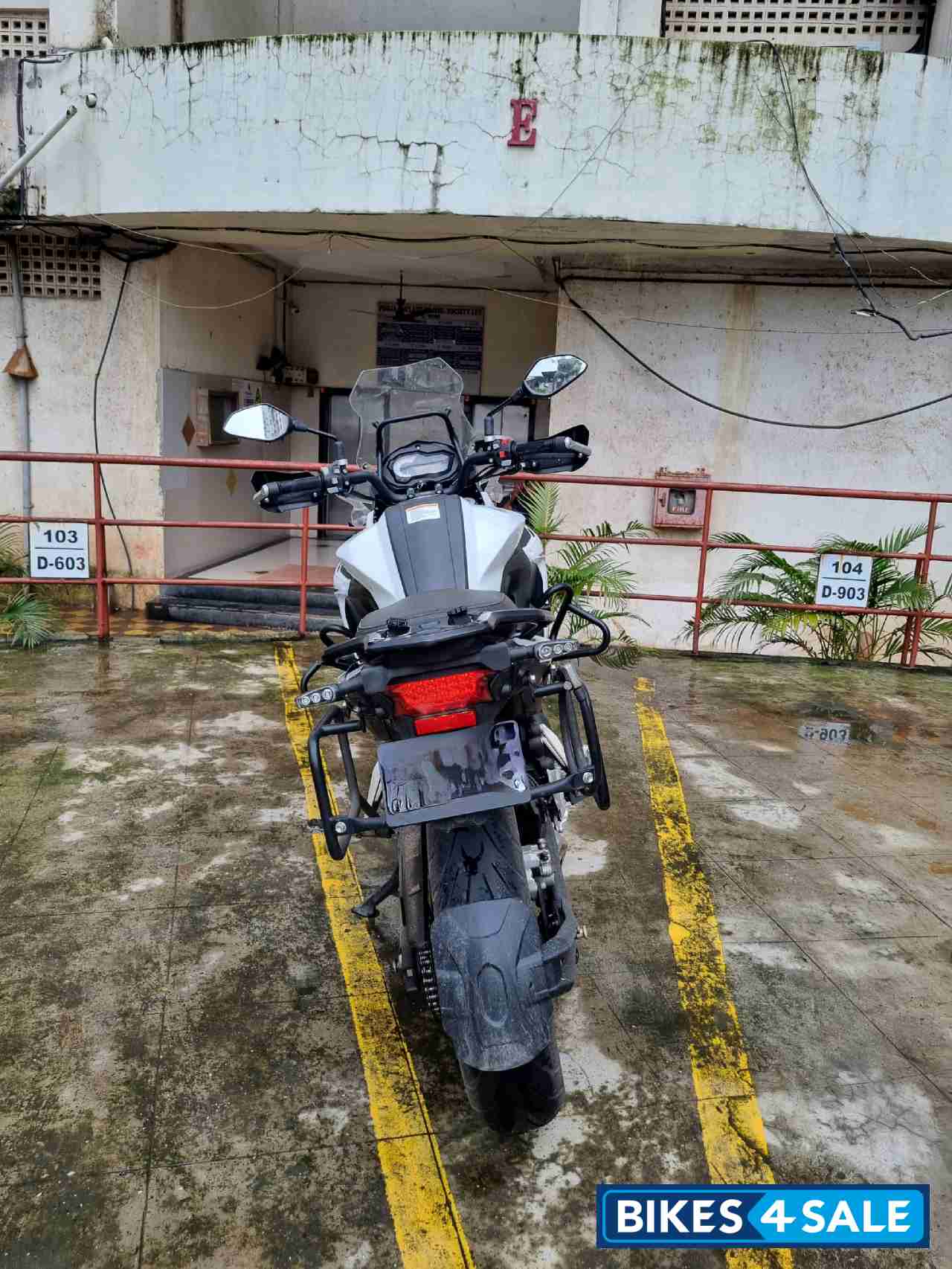 White Benelli TRK 502 BS6