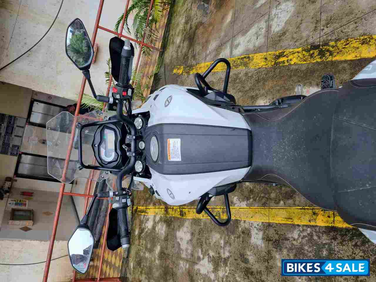 White Benelli TRK 502 BS6