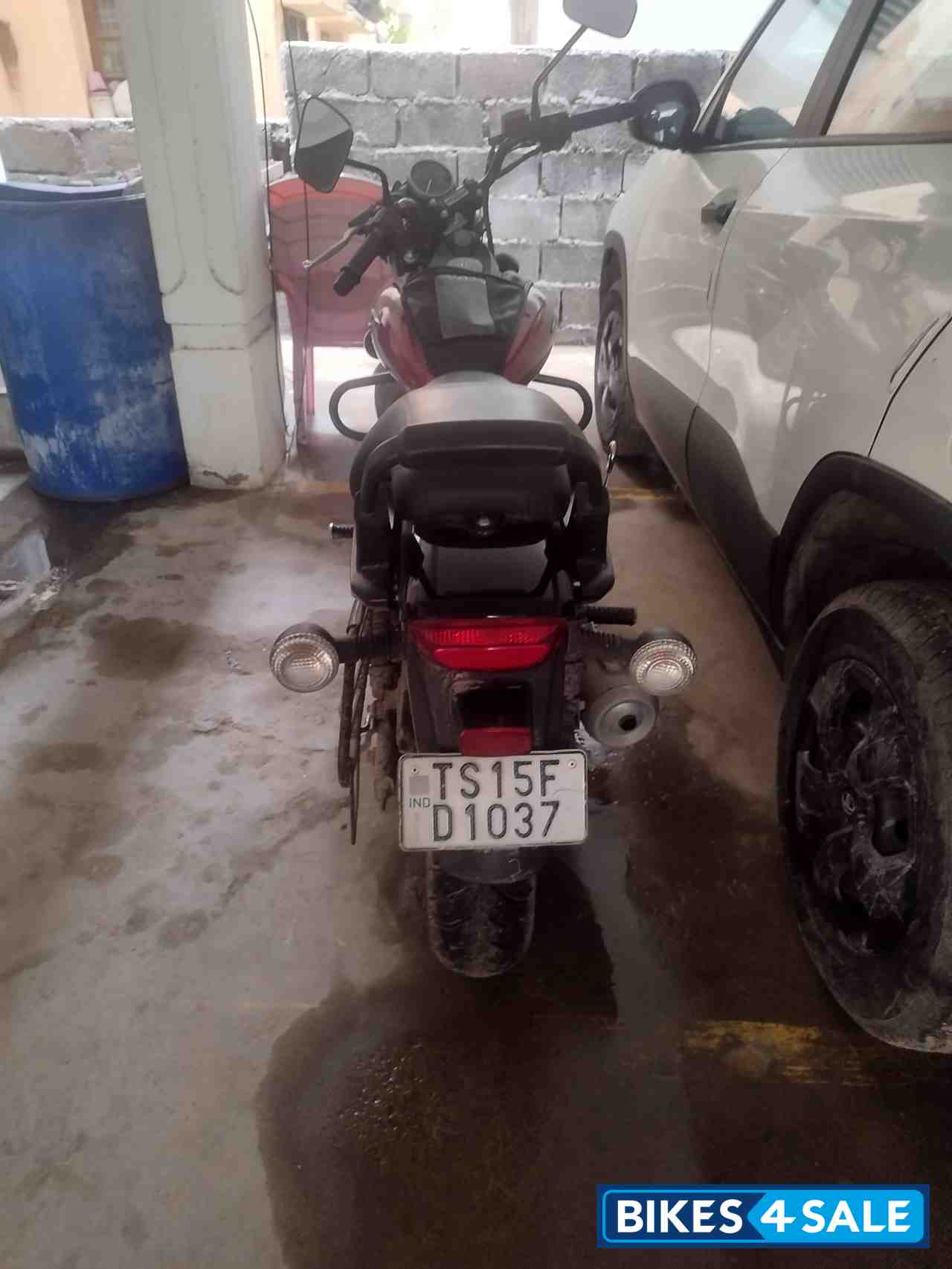 Red Bajaj Avenger Street 160