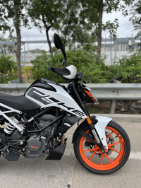White KTM Duke 200 2022