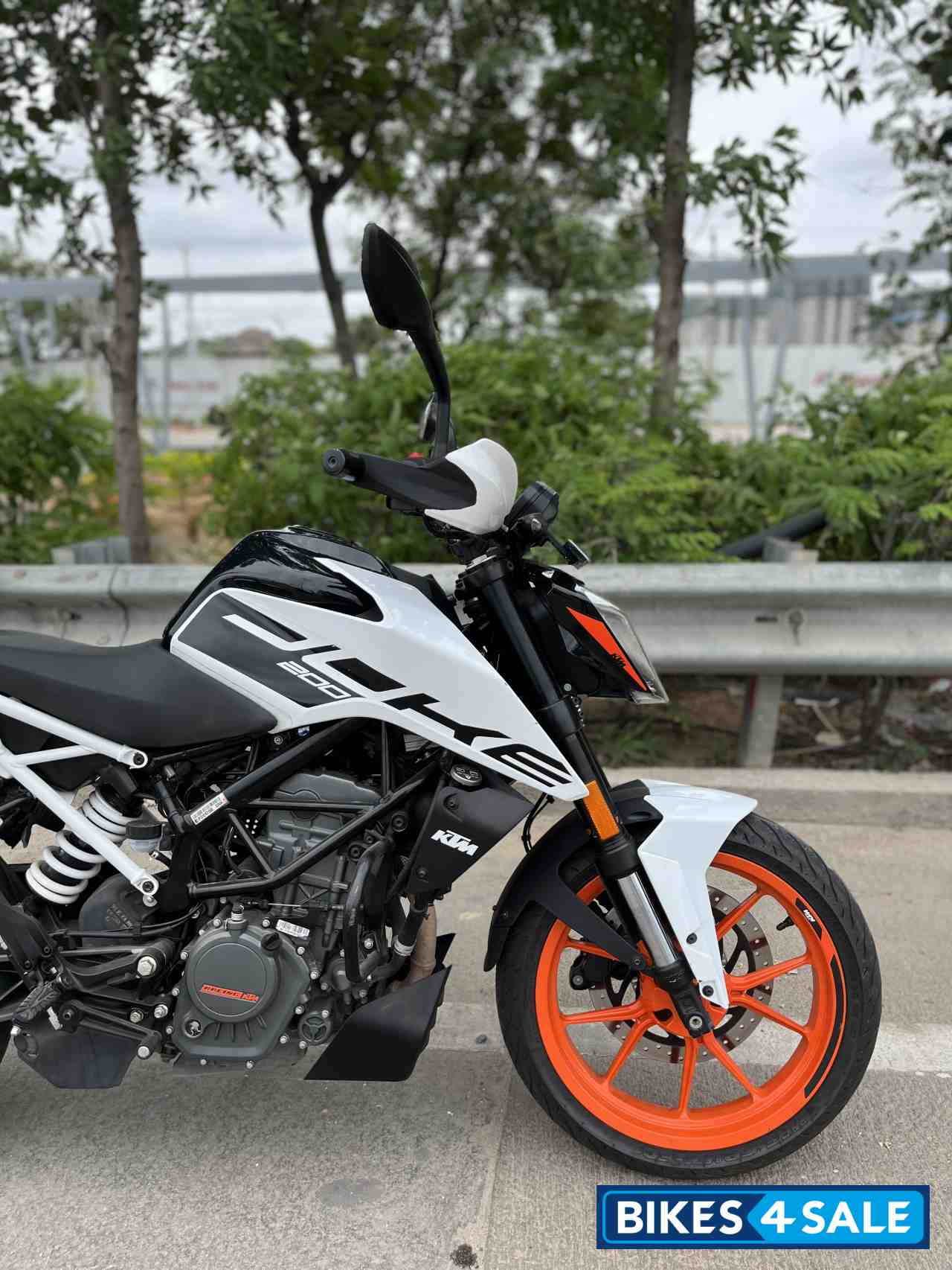 White KTM Duke 200 2022