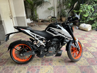 White KTM Duke 200 2022