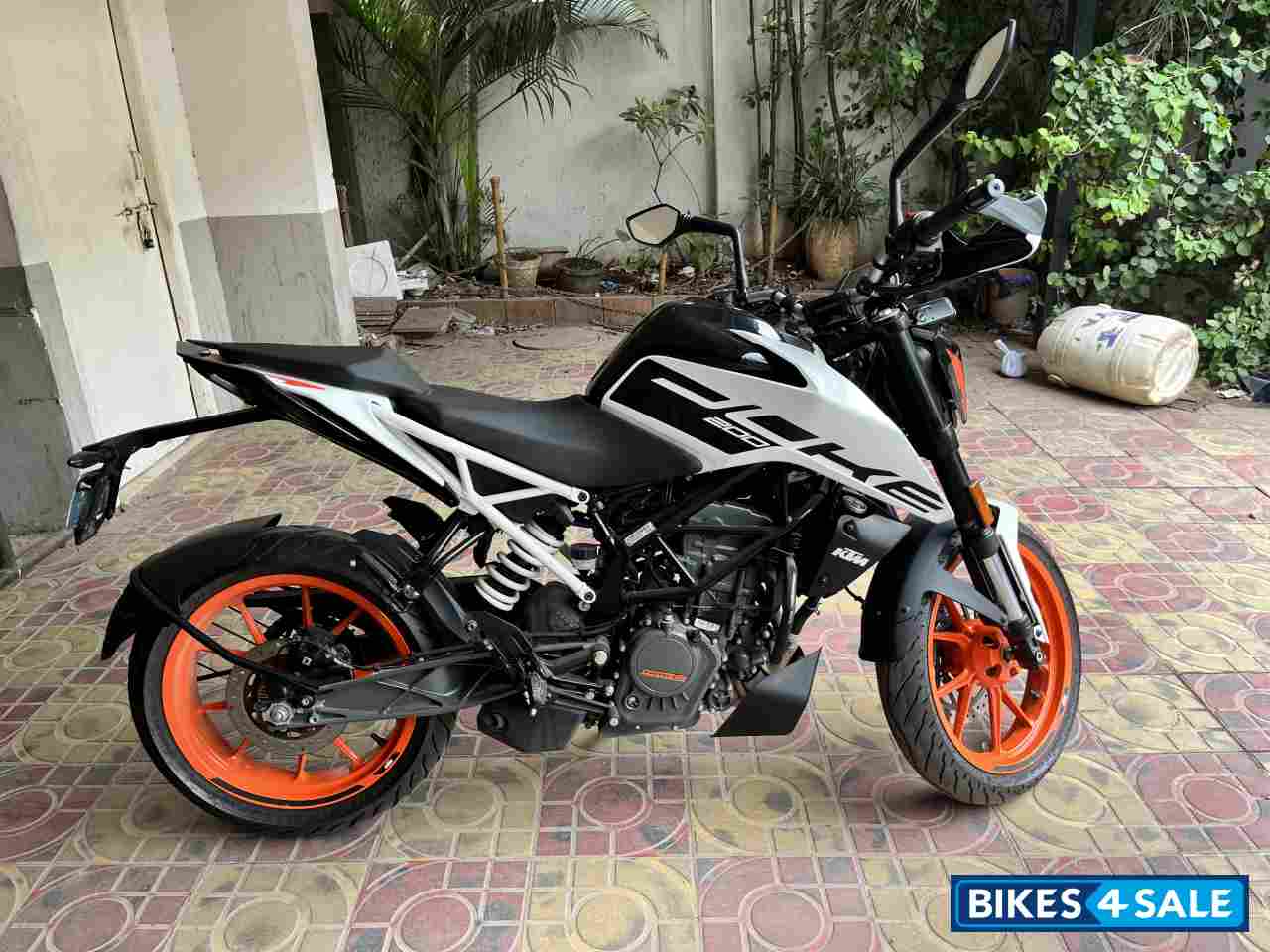 White KTM Duke 200 2022