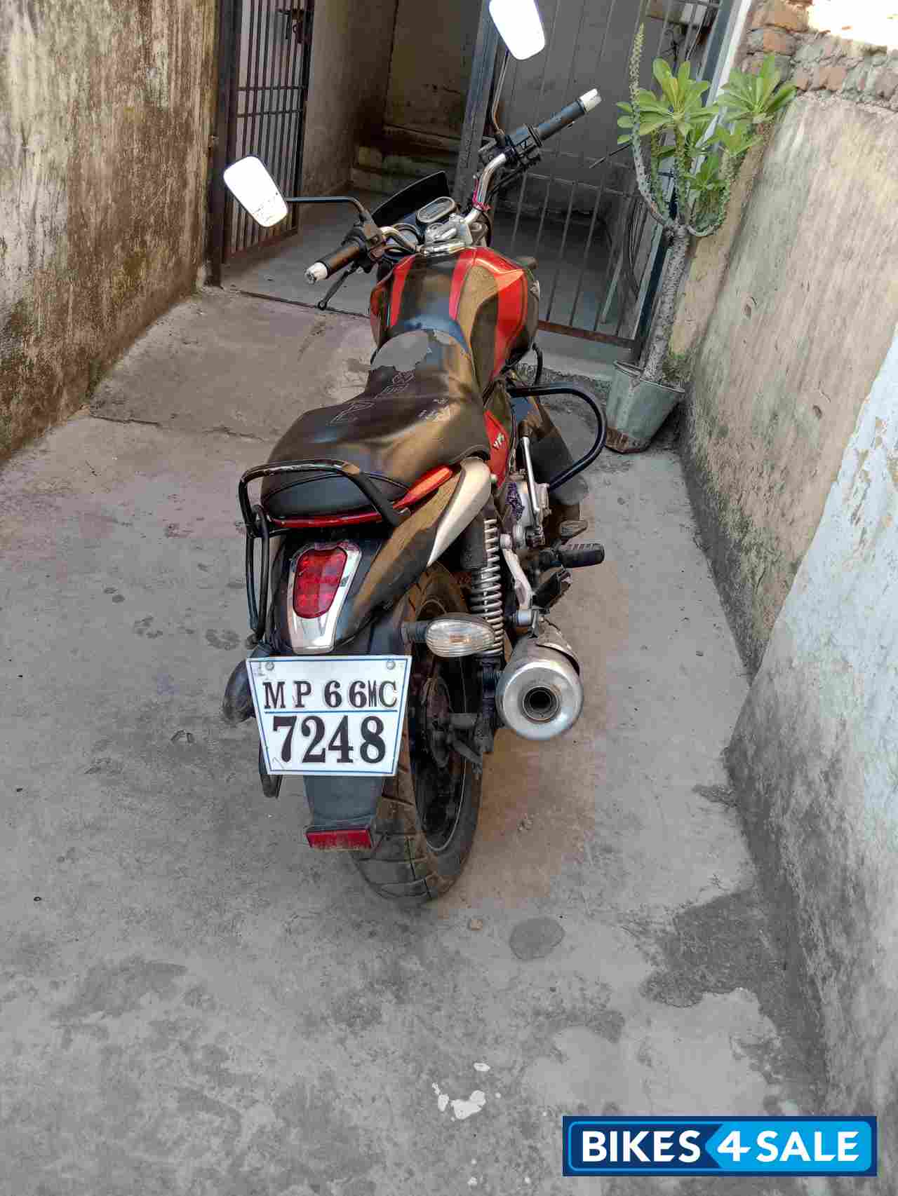 Bajaj V15