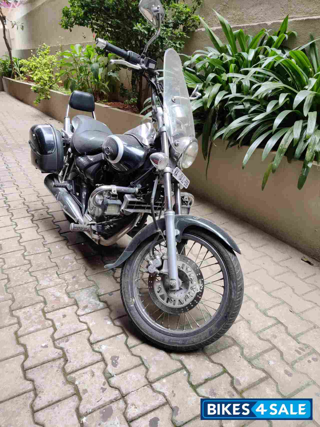 Black Bajaj Avenger Cruise 220
