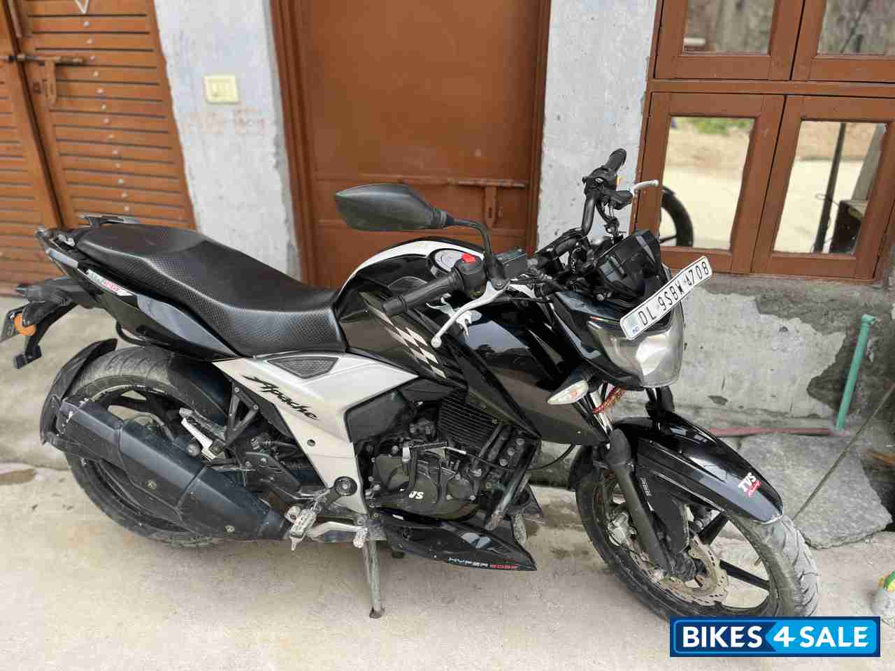 Black TVS Apache RTR 160 4V