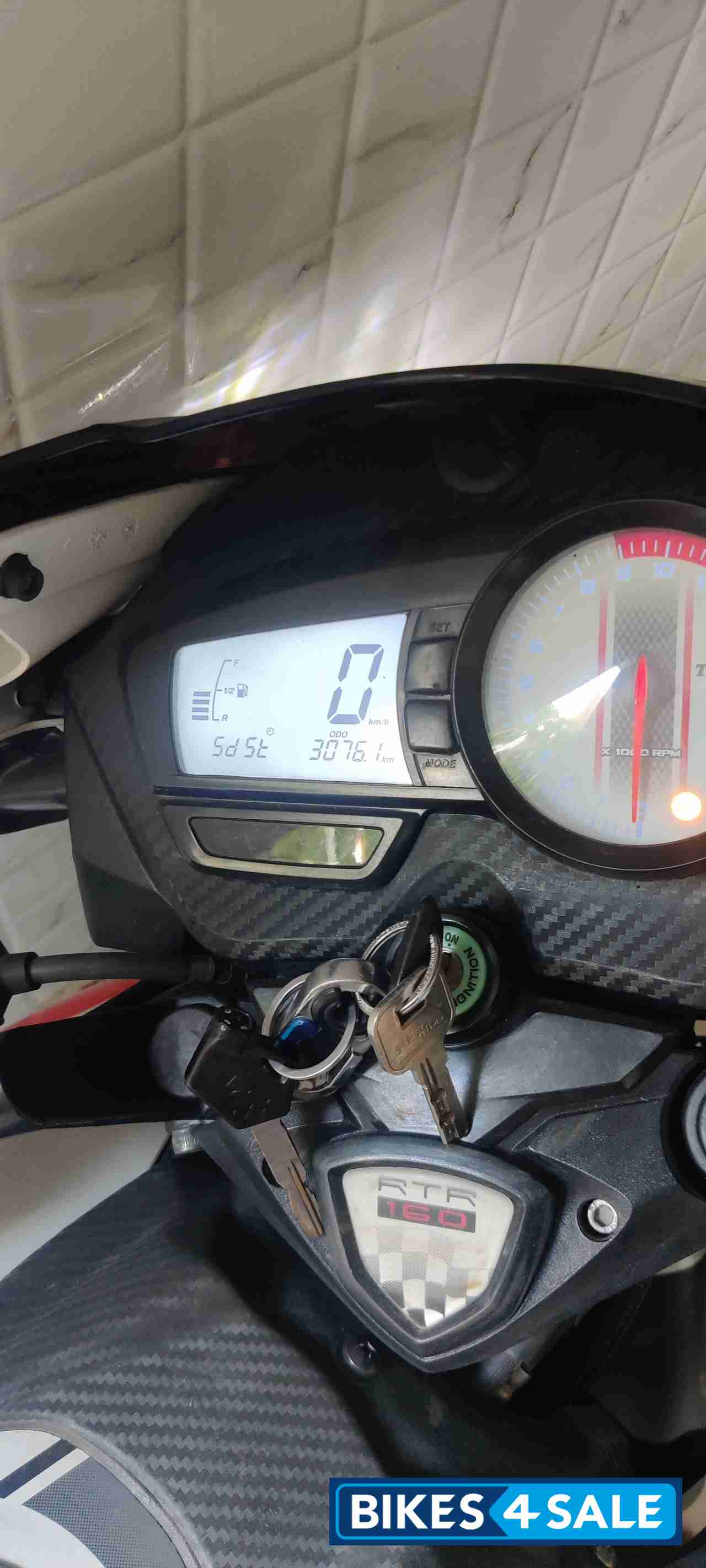 Pearl White TVS Apache RTR 160