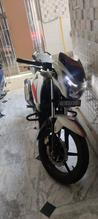 Pearl White TVS Apache RTR 160
