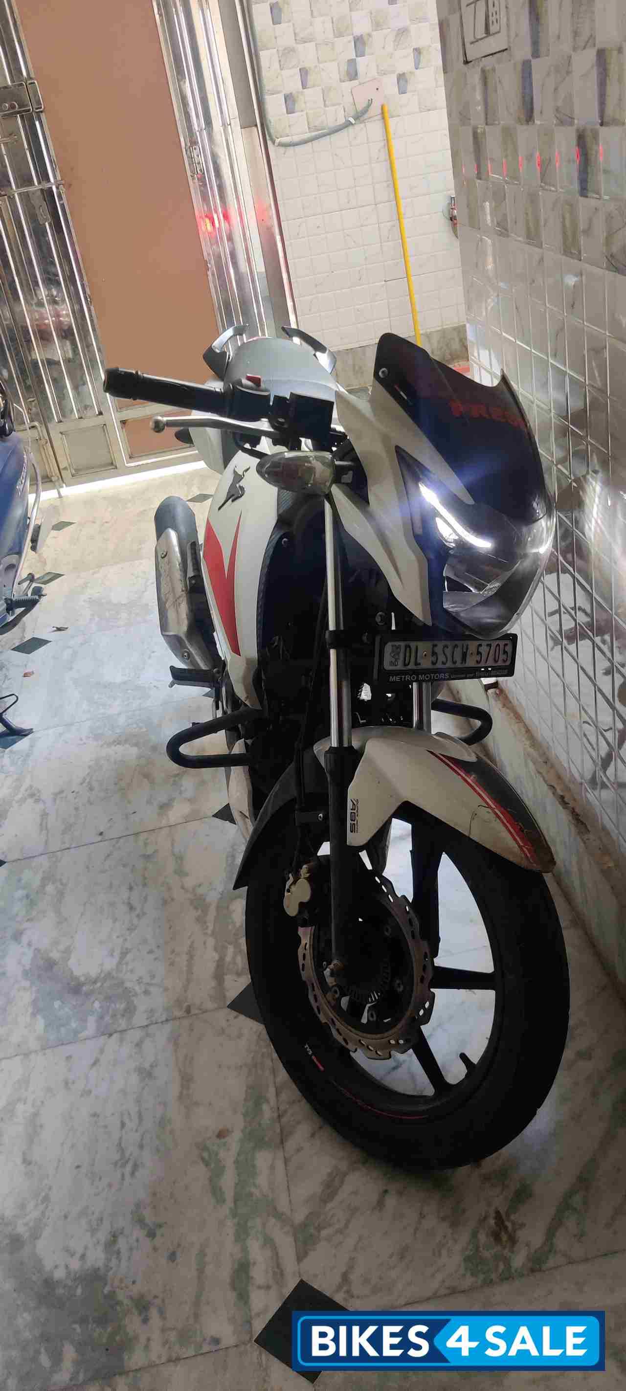 Pearl White TVS Apache RTR 160