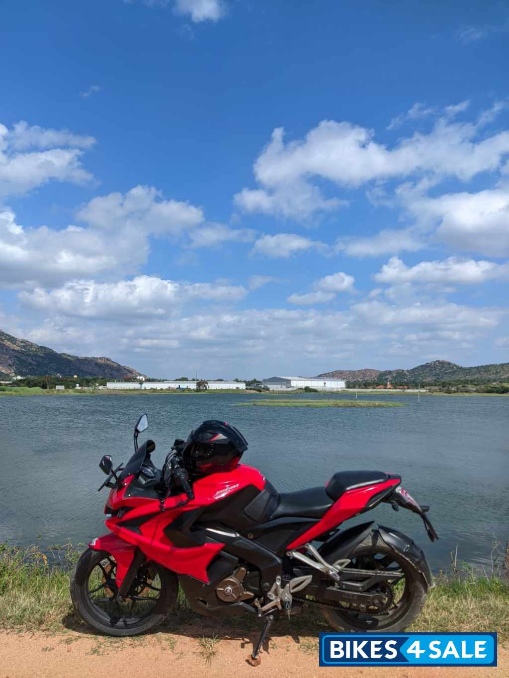 Red Bajaj Pulsar RS 200