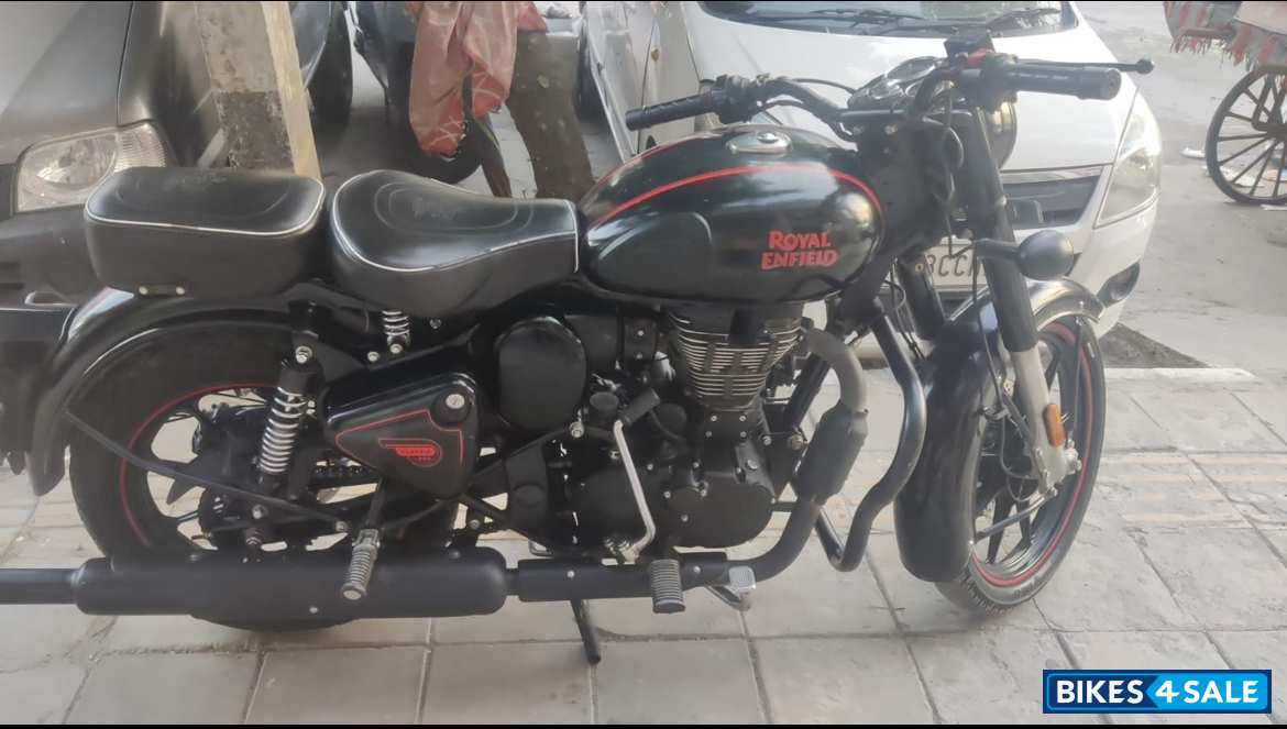 Royal Enfield Classic Stealth Black