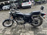 Black Bajaj Avenger 220 DTS-i