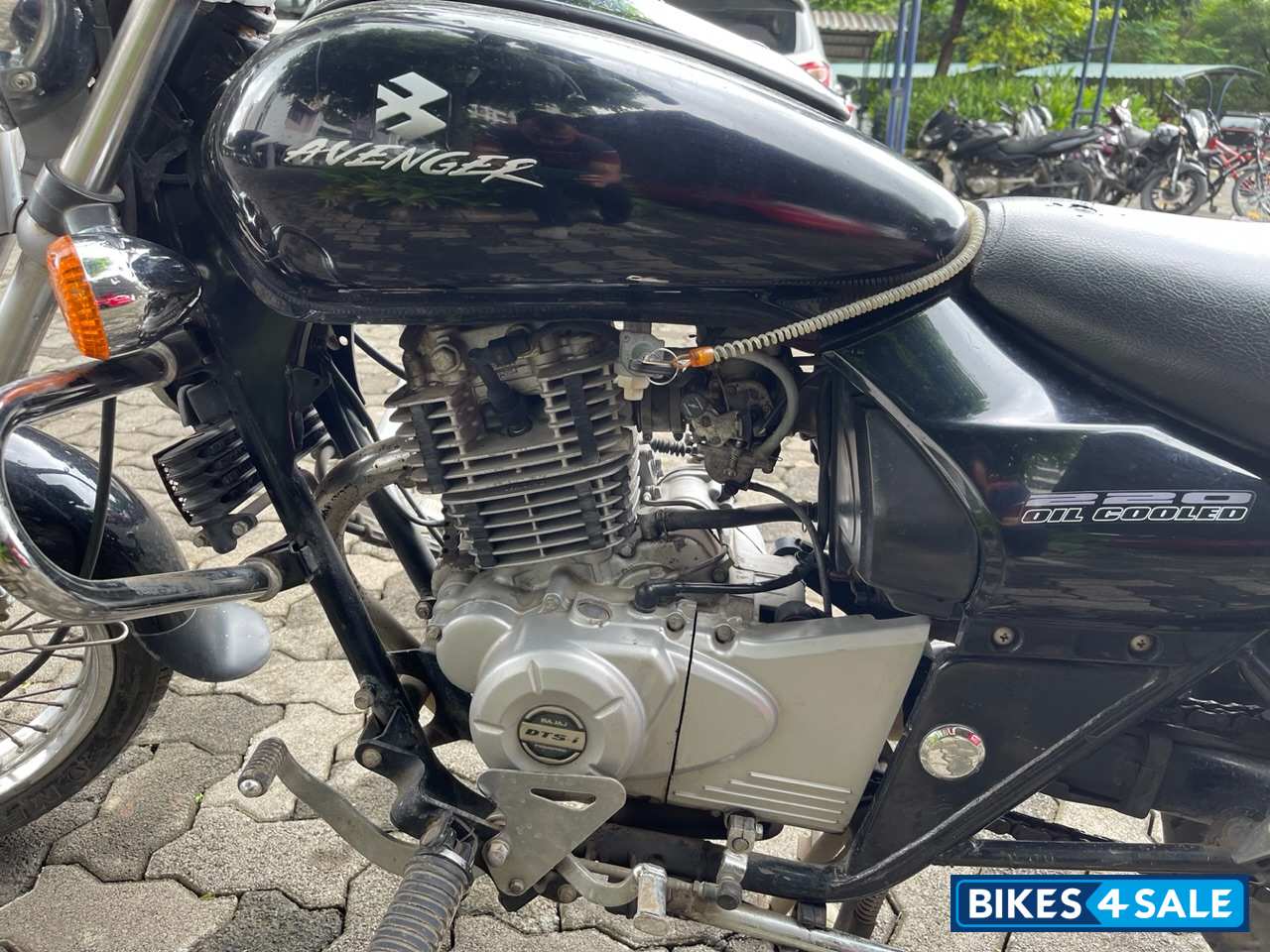 Black Bajaj Avenger 220 DTS-i Black Bajaj Avenger 220 DTS-i