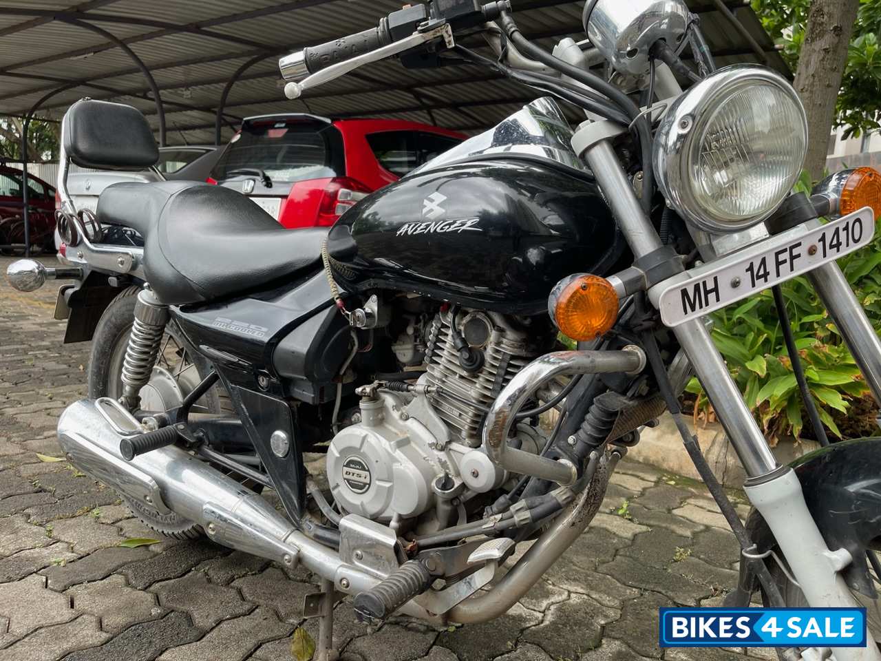 Black Bajaj Avenger 220 DTS-i Black Bajaj Avenger 220 DTS-i