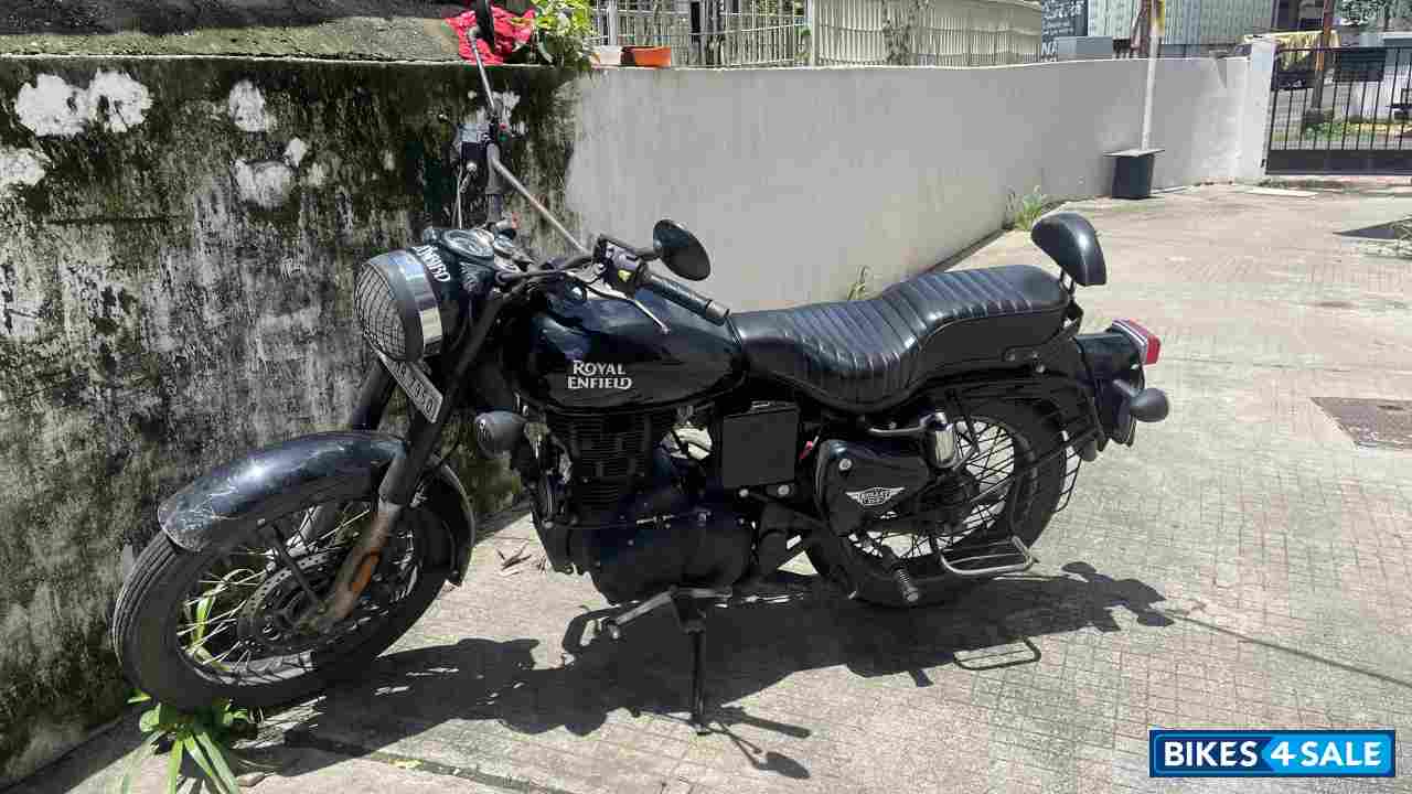 Jet Black Royal Enfield Bullet 350 ES