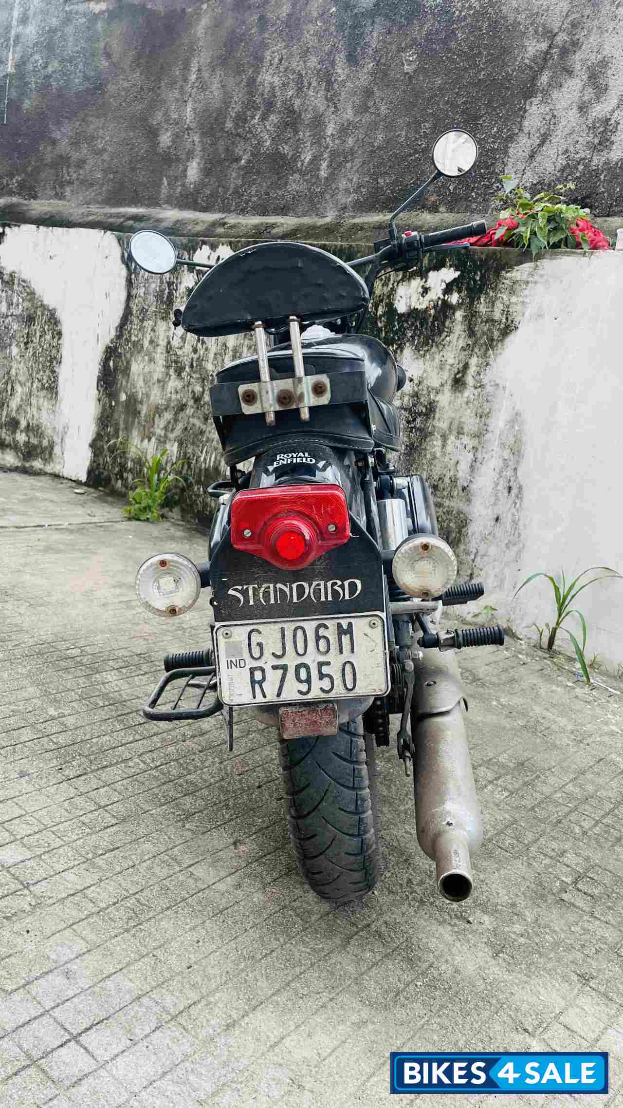 Jet Black Royal Enfield Bullet 350 ES