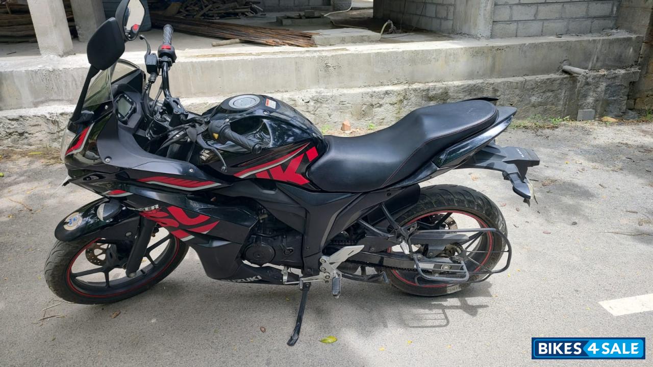 Black Suzuki Gixxer SF SP